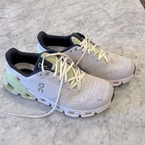 On cloud sneakers excellent condition